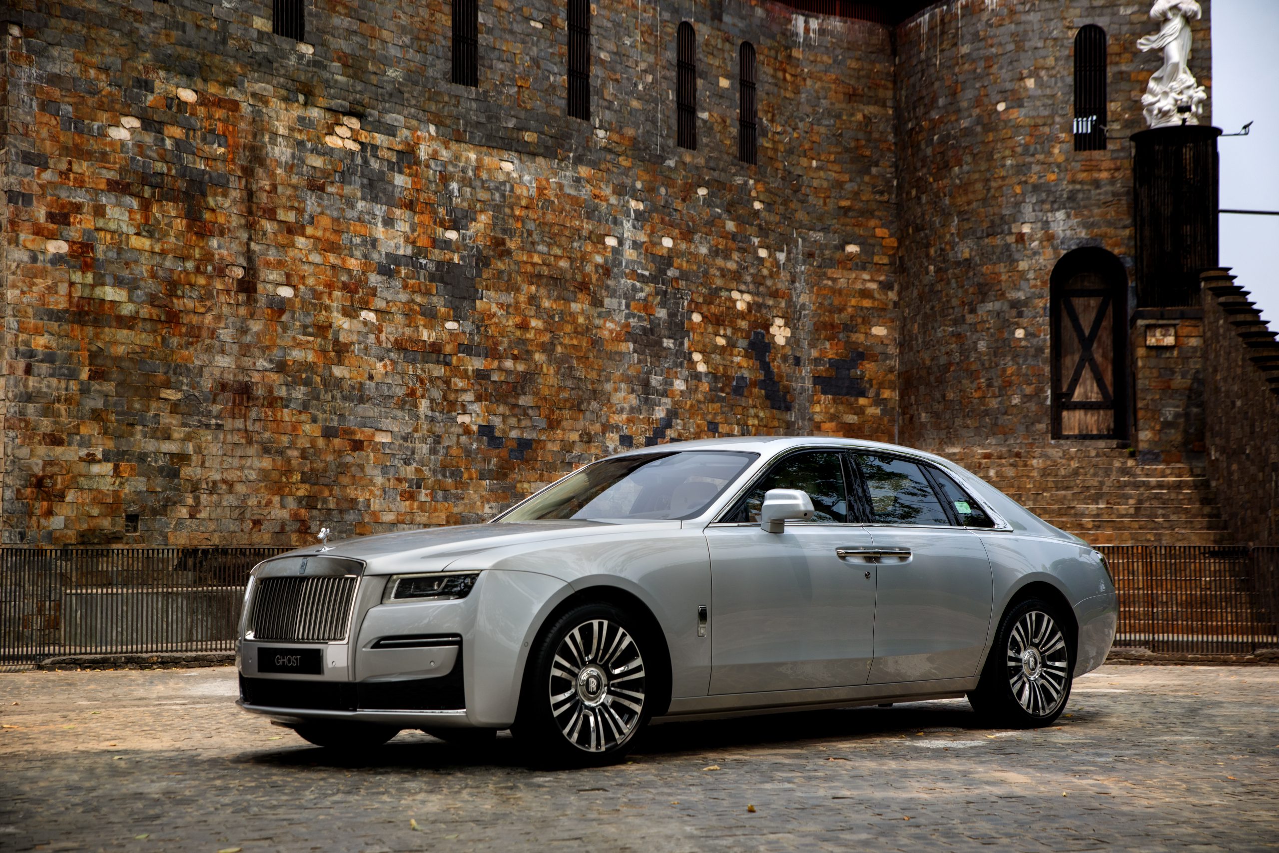 Bespoke RollsRoyce Ghost Extended Is The First Project From Brands Dubai  Office  Carscoops