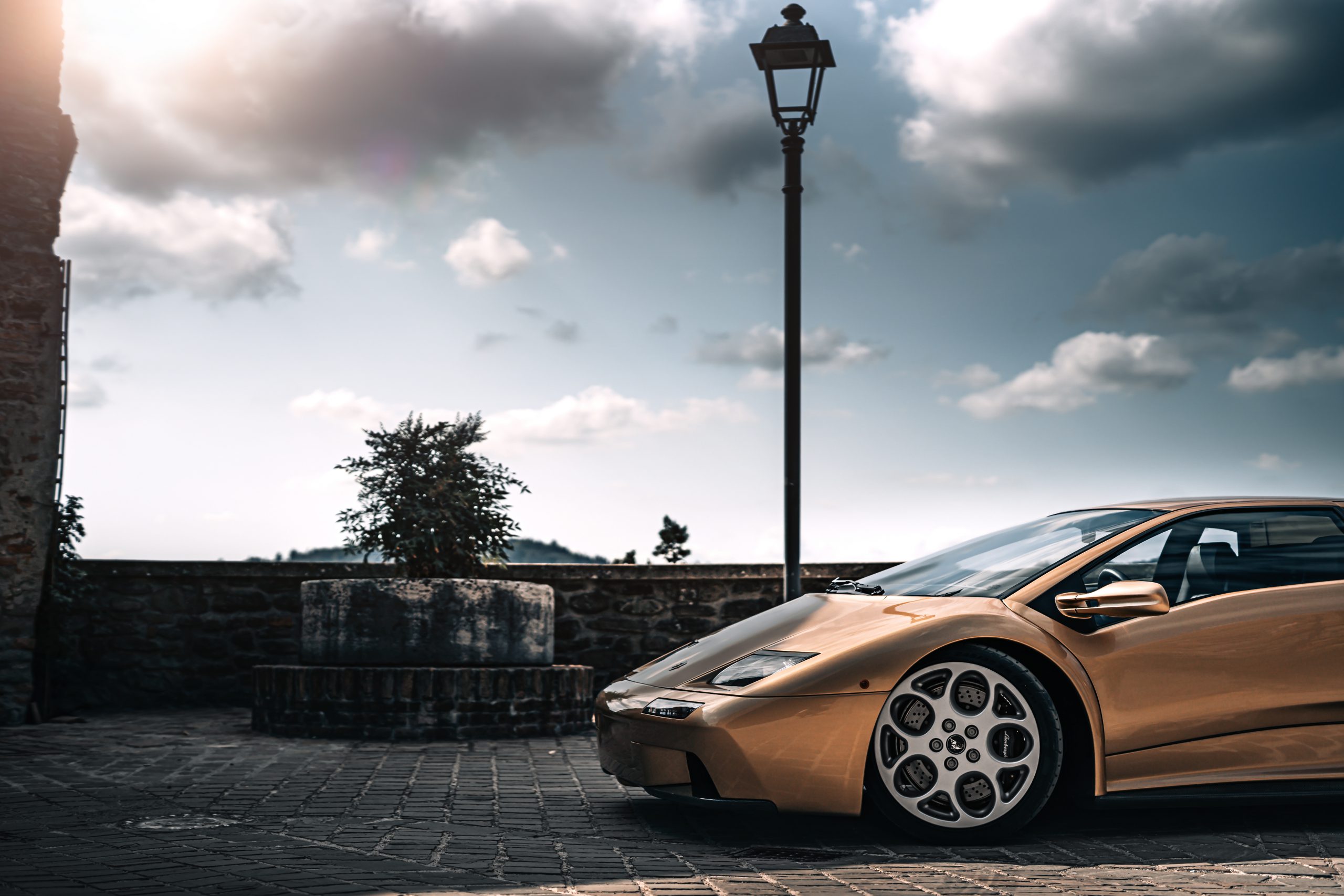 Diablo - mẫu Lamborghini sử dụng động cơ V12 huyền thoại, định nghĩa lại  phân khúc siêu xe - S&S Knightsbridge